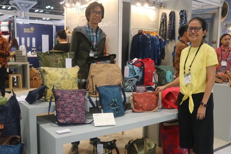 Toto Prastowo dan Presi Mandari, pasangan suami istri yang merintis bisnis tas kanvas bernama Sackai Bags saat ikut pameran craft, handmade, and gift di New York Now, Jacob Javits Convention Center, Manhattan, New York, Senin (13/8/2018). 