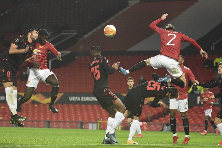 Bek Manchester United, Axel Tuanzebe, melepas tandukan yang menjebol gawang Real Sociedad pada laga leg kedua babak 32 besar Liga Europa di Stadion Old Trafford, Manchester, pada Jumat (26/2/2021). Namun, gol tersebut dianulir karena pelanggaran yang lebih dulu dilakukan oleh bek Victor Lindelof.