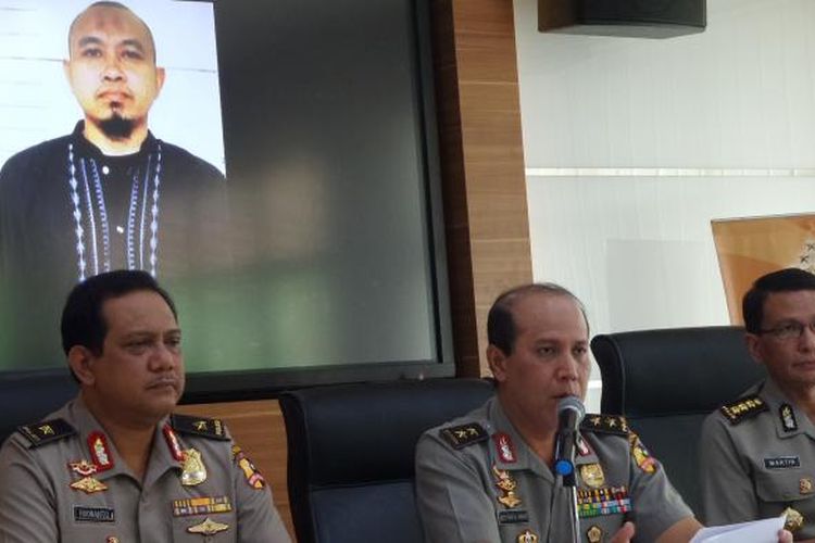 Kepala Divisi Humas Polri Irjen Boy Rafli Amar (tengah) didampingi Kepala Biro Penerangan Masyarakat Brigjen Pol Rikwanto (kiri) dan Kepala Bagian Penerangan Umum Kombes Pol Martinus Sitompul merilis aksi teror di Kelurahan Arjuna, Kota Bandung, di Divisi Humas Polri, Jakarta, Selasa (28/2/2017).