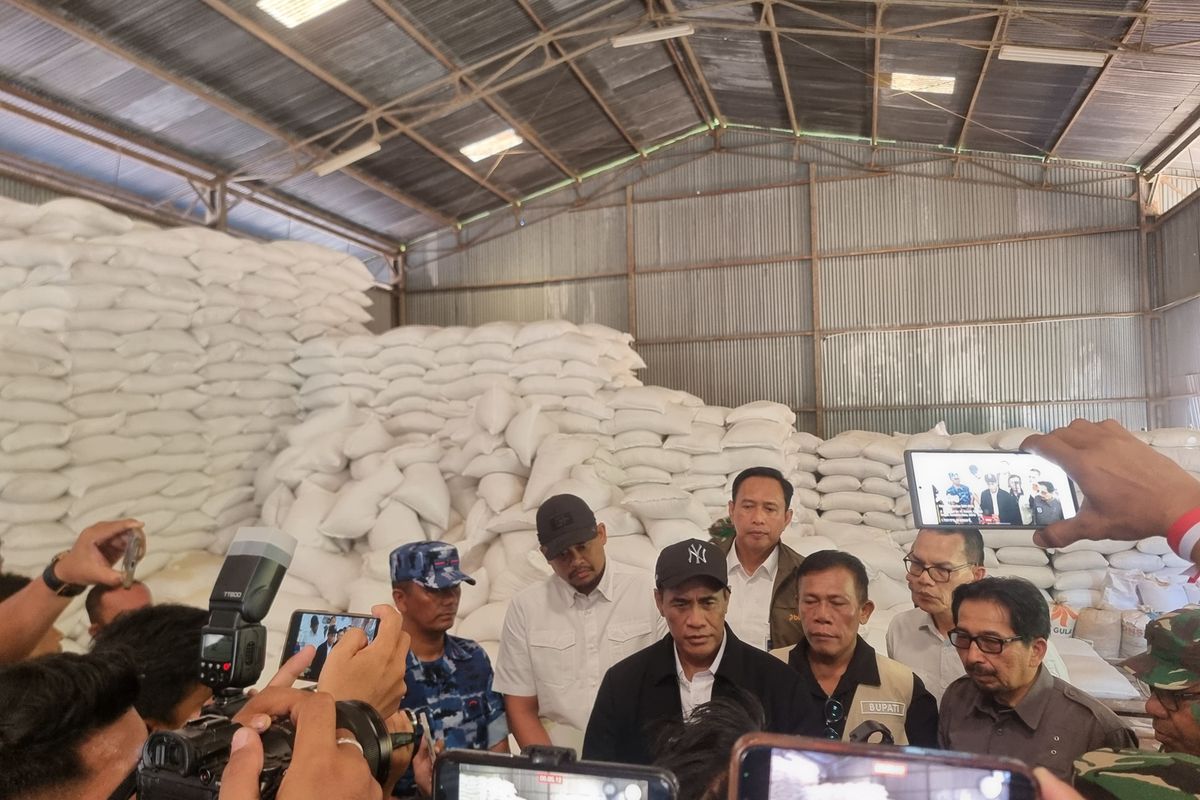 Mentan Pertanian Andi Amran Sulaiman didampingi Gubernur Sumut Muhammad Bobby Afif Nasution dan Bupati Tapteng Masinton Pasaribu meninjau Kompleks Pergudangan Sarundik, Tapanuli Tengah, Rabu (3/12/2025).