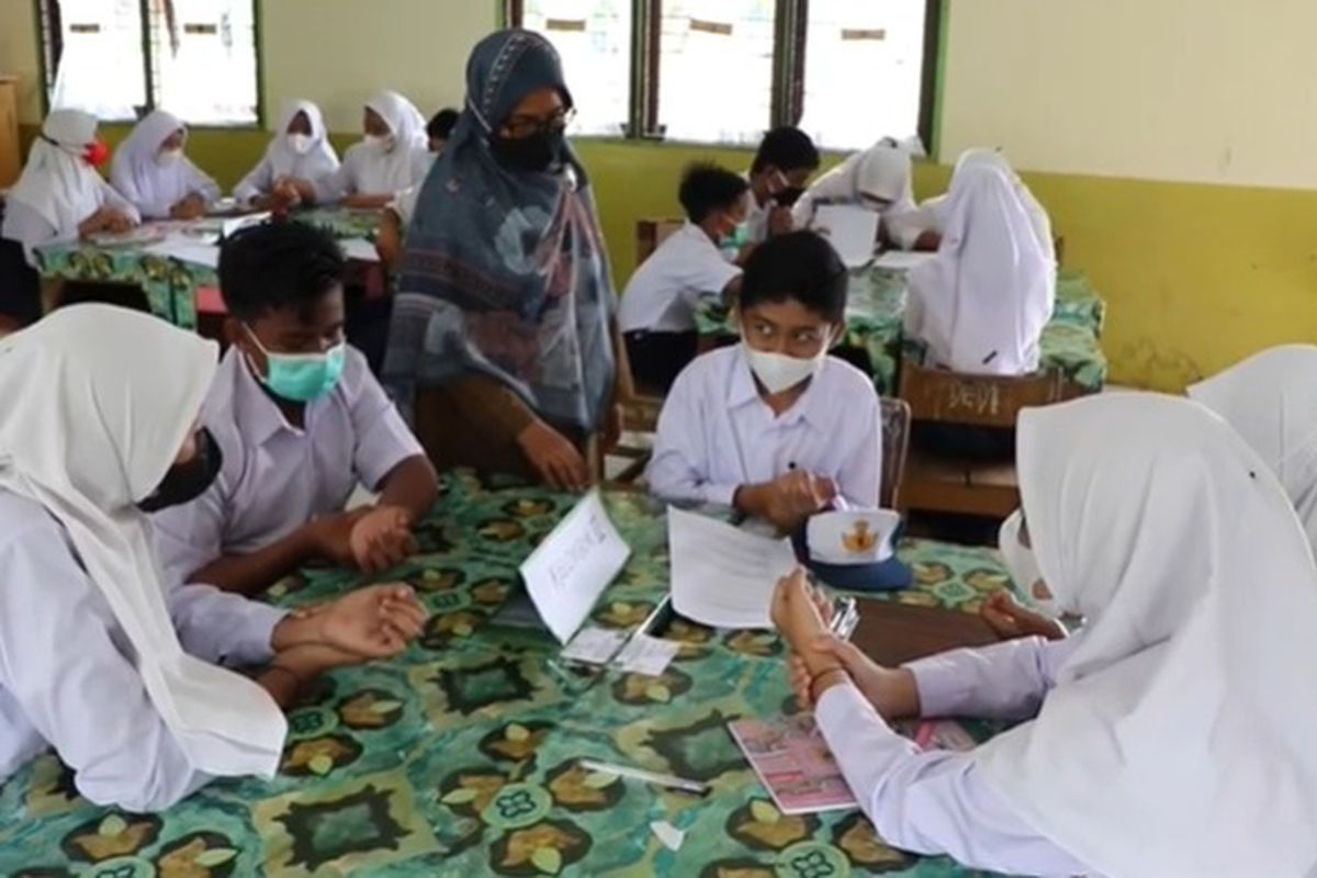 Dengan adanya kurikulum merdeka, guru sepatutnya berbahagia, pintu kemerdekaan telah terbuka dan membuka kreativitas guru dalam mendidik siswa.