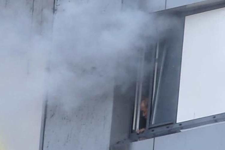 Seorang pria tua yang terperangkap 12 jam di salah satu apartemen Menara Grenfell yang terbakar akhirnya bisa diselamatkan.