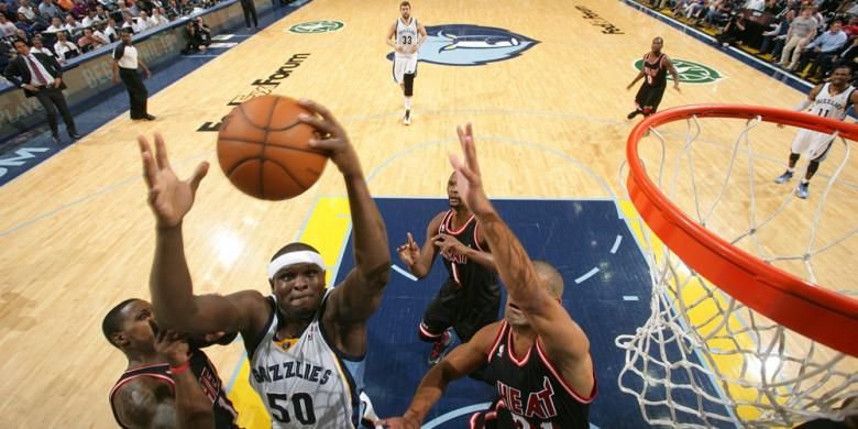 Pebasket Memphis Grizzlies Zach Randolph mencoba memasukkan bola saat menghadapi Miami Heat di FedExForum, Memphis, Rabu (9/4/2014). Grizzlies menang 107-102.