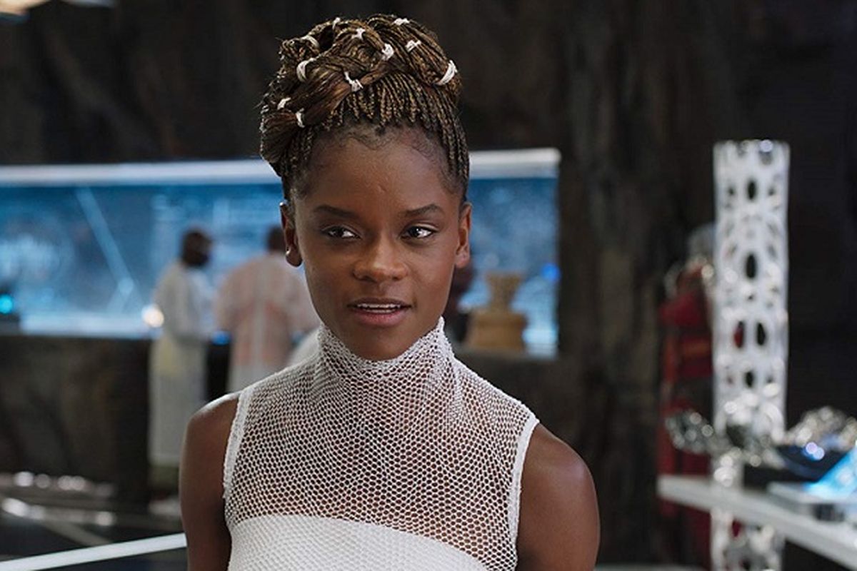 Shuri dalam film Black Panther (2018) dimainkan oleh Letitia Wright.