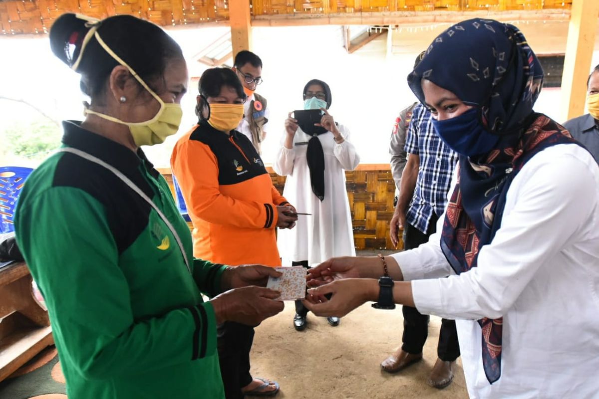 Bupati Luwu Indah Putri Indriani salurkan bantuan ke Kecamatan Seko ,Rabu(8/4/2020)