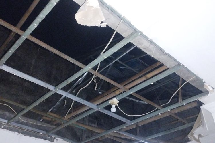 Atap yang rusak akibat puting beliung di Grogol, Depok.