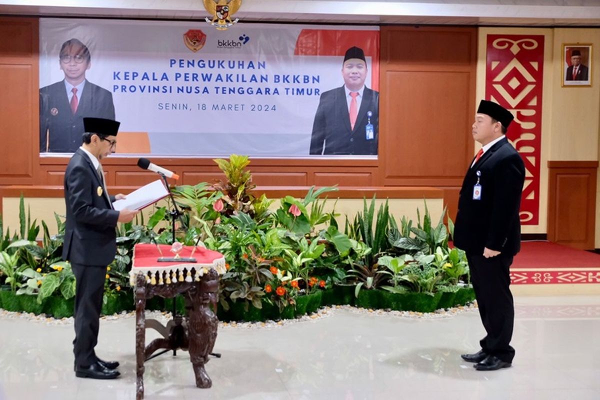Acara Pengukuhan Kepala Perwakilan BKKBN Provinsi NTT Dadi Ahmad Roswandi oleh Penjabat (Pj) Gubernur NTT Ayodhia G L Kalake di Aula Fernandes Lantai IV Gedung Sasando, Kantor Gubernur NTT, Senin (18/03/2024).