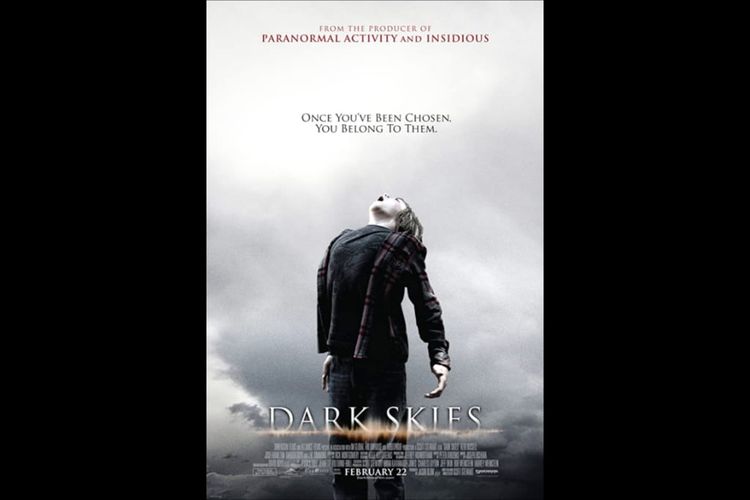 Poster film Dark Skies (2013), bercerita tentang teror alien penculik anak