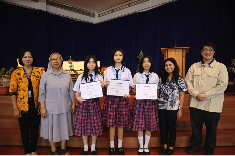 Siswa SMP Regina Pacis Jakarta peraih medali perak ajang World Innovative Science Project Olympiad.