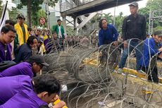 Massa Mahasiswa Terobos Kawat Berduri dan Mencoba ke Istana Merdeka, Anggota Brimob Perketat Penjagaan