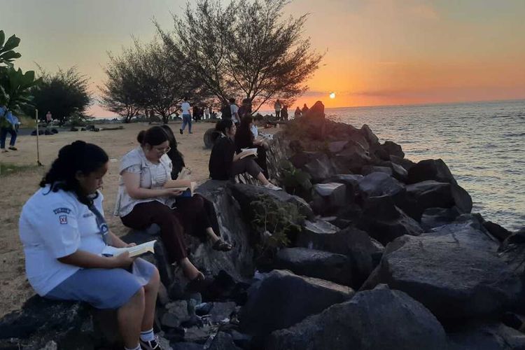 Komunitas Lembar Senja Hadirkan Lapak Baca Gratis, Bangun Budaya Literasi di Manado