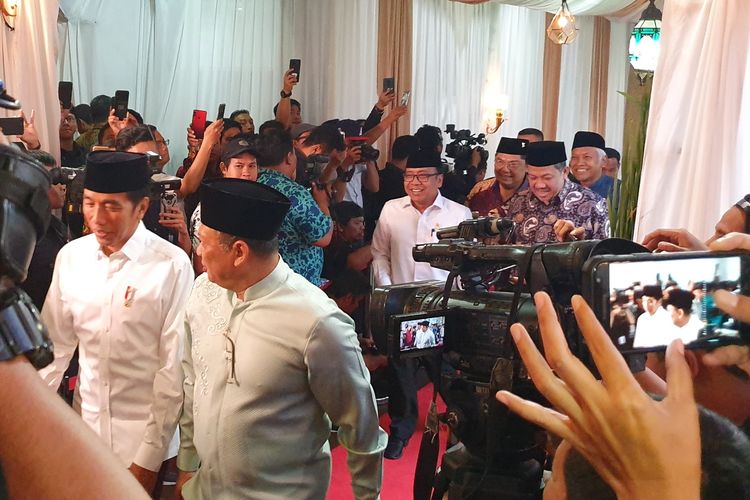 Presiden Joko Widodo dan Wakil Presiden Jusuf Kalla, Senin (13/5/2019), berbuka puasa bersama di rumah dinas Ketua DPR RI Bambang Soesatyo, di Kompleks Widya Chandra, Jakarta Selatan.