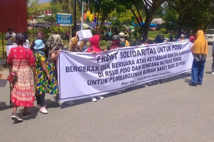 Tak ada dokter kandungan di RSUD Poso, puluhan ibu menggelar demo di depan Gedung DPRD Poso ,Jumat (19/8/2022)
