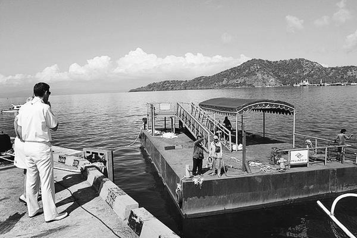Dua kru kapal pesiar Sun Princess sedang mengecek sebuah ponton yang sedang dibuat di Pelabuhan Tanah Ampo, Kabupaten Karangasem, Bali, Sabtu (9/7). Pada Sabtu itu, Sun Princess batal berlabuh di Tanah Ampo karena pelabuhan tidak siap dan tidak aman disinggahi. Kapal dari Australia itu berencana kembali ke Tanah Ampo pada 17 Juli mendatang.