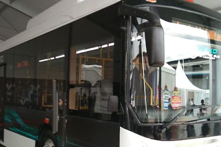 Bus bertenaga listrik yang diproduksi PT VKTR Sakti Industries, Selasa (27/2/2024).