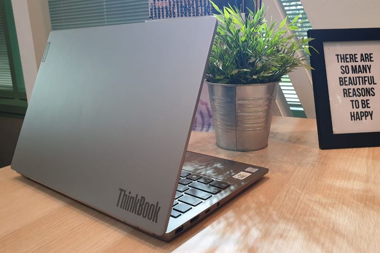 Punggung Lenovo ThinkBook 13S bermaterial alumunium.