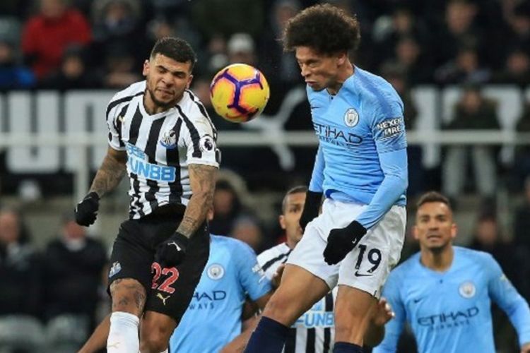 DeAndre Yedlin dan Leroy Sane mencoba menyundul bola pada pertandingan Newcastle United vs Manchester City di Stadion St. James Park dalam lanjutan Liga Inggris, 29 Januari 2019.