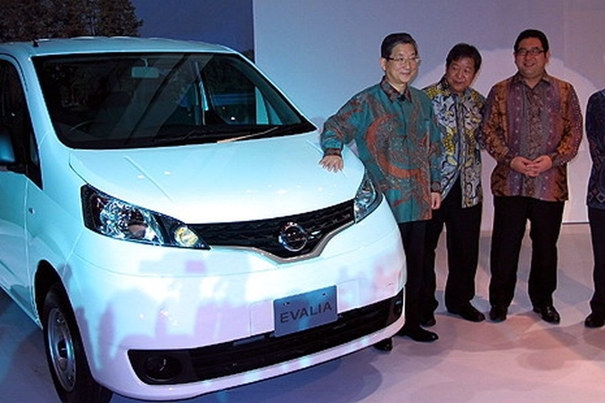 Petinggi Nissan Jepang dan Indonesia saat peluncuran Evalia. Dari kiri; Toshiyuki Shiga, Teddy Irawan, Kintaro Izumida (Presdir NMI) dan Yusak