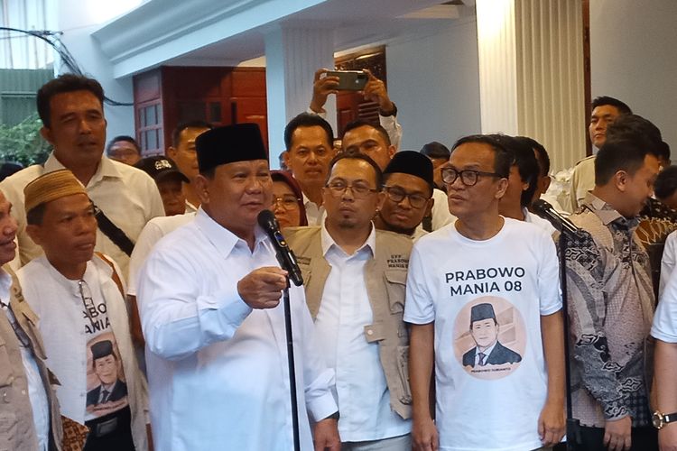 Ketua Umum Partai Gerindra yang juga Menteri Pertahanan Prabowo Subianto (berbicara di depan mic) saat ditemui di rumahnya di Jalan Kertanegara, Kebayoran Baru, Jakarta Selatan, Kamis (16/2/2023). 