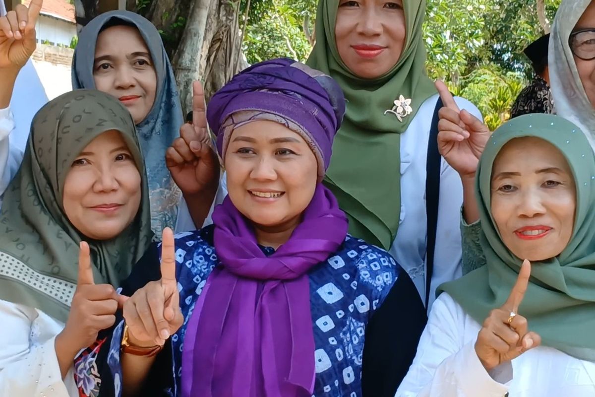 Calon Gubernur Jawa Timur Luluk Nur Hamidah, setelah ziarah makam Mbah Mesir di Kecamatan Durenan Trenggalek Jawa Timur, Rabu (02/10/2024).