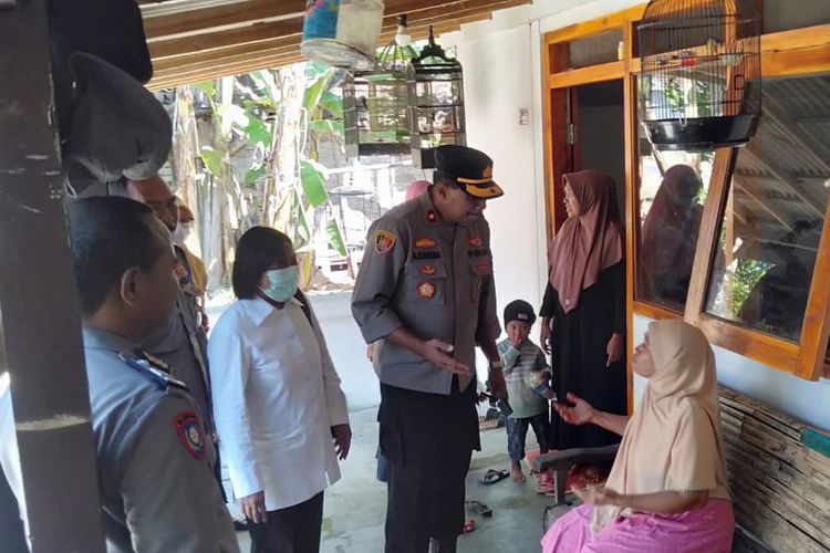 Pihak kepolisian melakukan penyelidikan usai kejadian dugaan keracunan massal yang terjadi di Desa Truni, Kecamatan Babat, Lamongan, Jawa Timur, Senin (31/7/2023).