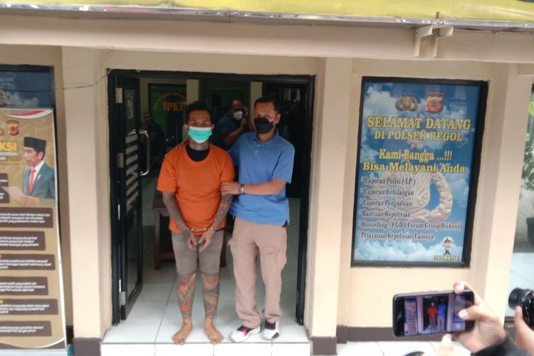 Petugas Polsek Regol tengah menggiring pelaku pemerasan yang palak sopir-sopir di Kota Bandung, Kamis (13/1/2022).