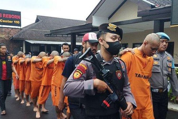 Anggota geng motor yang melakukan penyerangan di Jalan Terusan Sersan Bajuri, Desa Cihideung, Kecamatan Parongpong, Kabupaten Bandung Barat, digiring polisi di Mapolres Cimahi, Kamis (28/12/2023). 

