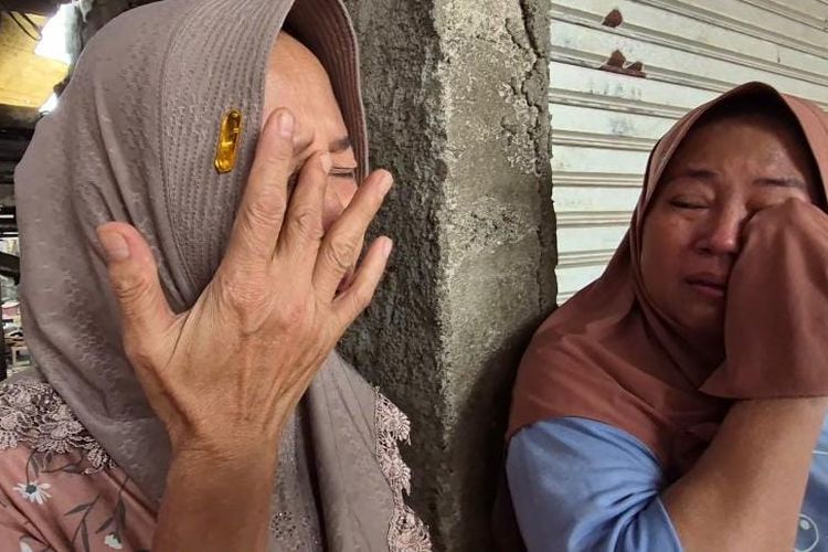 Tangis Pedagang Pasar Cisalak Depok Saat Lapaknya Dirobohkan, 