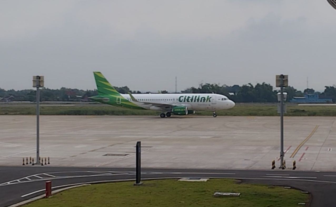 Pendaratan Pesawat Perdana di Bandara Dhoho Kediri Diwarnai Tradisi 