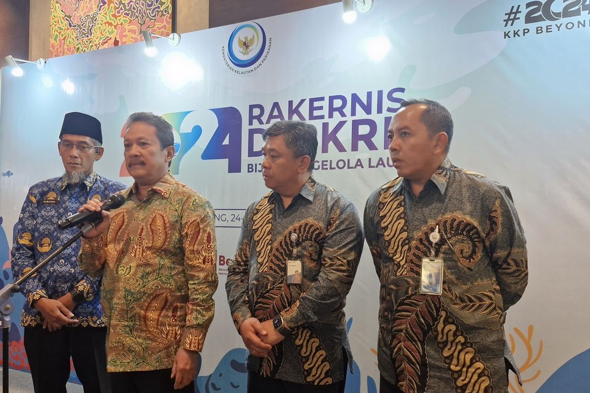 Menteri KP, Sakti Wahyu Trenggono saat jumpa pers di acara Rakernis Pengelolaan Kelautan dan Ruang Laut Berbasis Ekonomi Biru di Hotel Padma, Semarang, Kamis (25/4/2024).