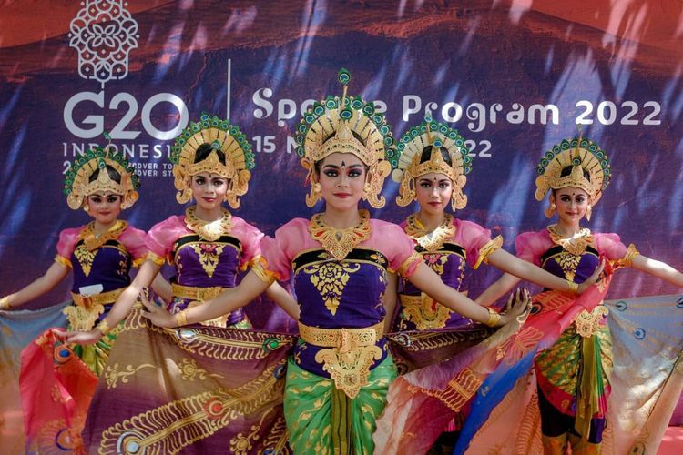 Tari Merak yang ditampilkan dalam Spouse Program KTT G20 di Bali, Selasa (15/11/2022). 