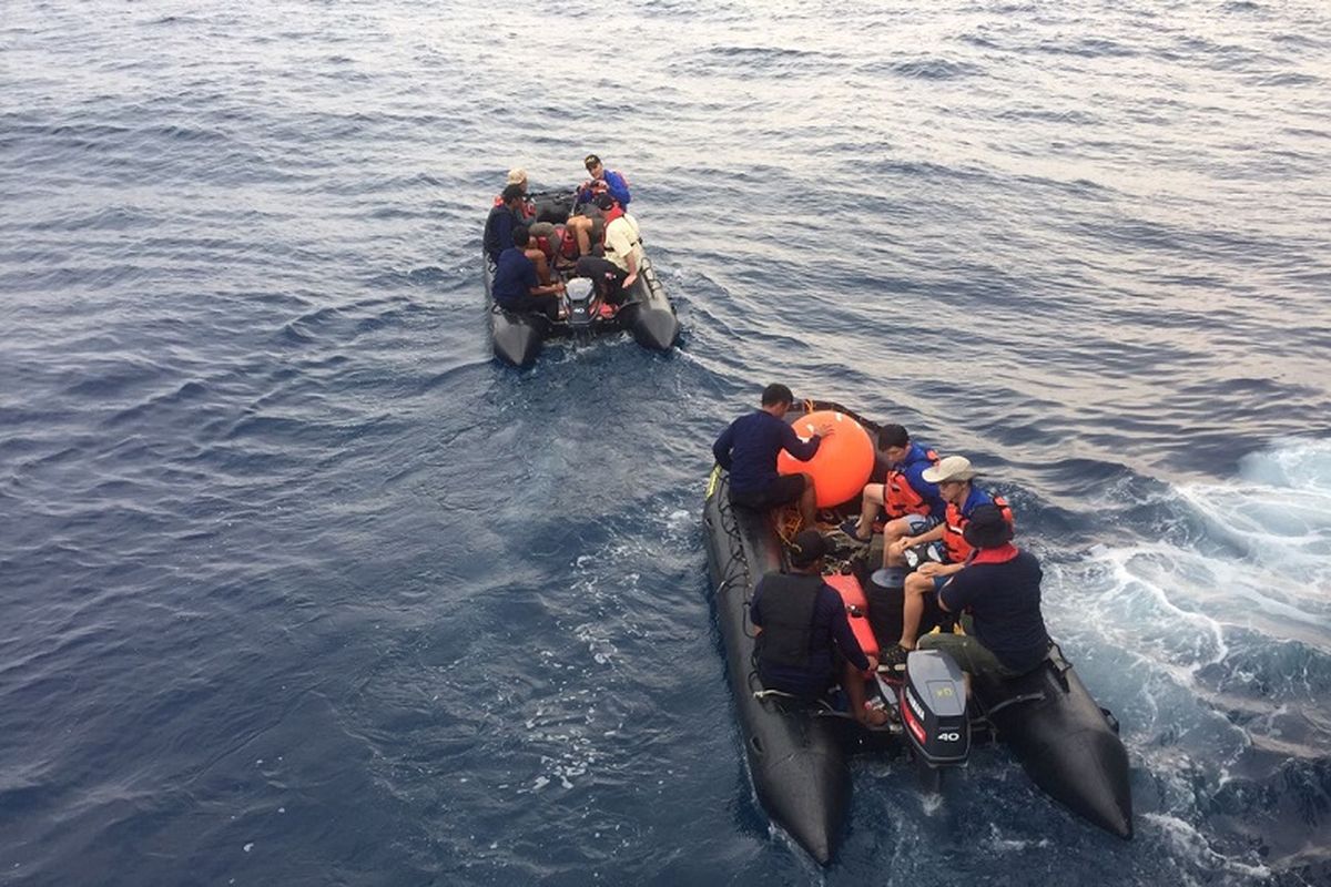 Pasukan Intai Amfibi, Denjaka, tim investigator dari KNKT Indonesia, Singapuran, serta tim ahli Boeing memeriksa lokasi yang diduga terdapat Cocpit Voice Recorder (CVR) Lion Air JT 610, di perairan Tanjung Karawang, Sabtu (3/11/2018).