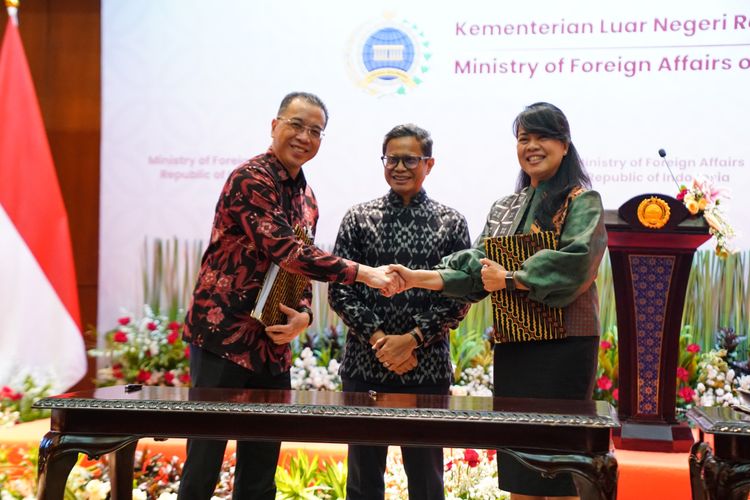  Bank Mandiri bekerja sama dengan Kementerian Luar Negeri (Kemenlu) memfasilitasi pembuatan rekening menggunakan Kartu Masyarakat Indonesia di Luar Negeri (KMILN) bagi diaspora di luar negeri. 
