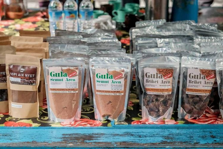 Produk gula semut di  Desa Wisata Buwun Sejati di Lombok Barat, Nusa Tenggara Barat. 