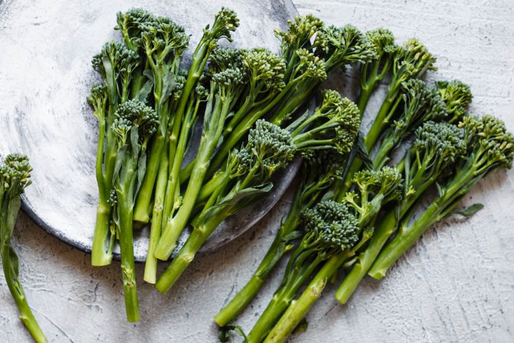 Ilustrasi sayuran brokoli mini atau broccolini.