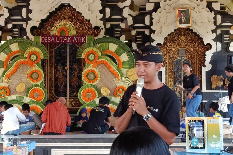 Kepala Lingkungan Banjar Dukuh, Wayan Suwaka saat di pameran Desa Utak Atik di Desa Serangan, Bali, Sabtu (6/12/2025). Desa Utak Atik digagas oleh CAST Foundation, Fab Lab Bali, dan Meaningful Design Group.