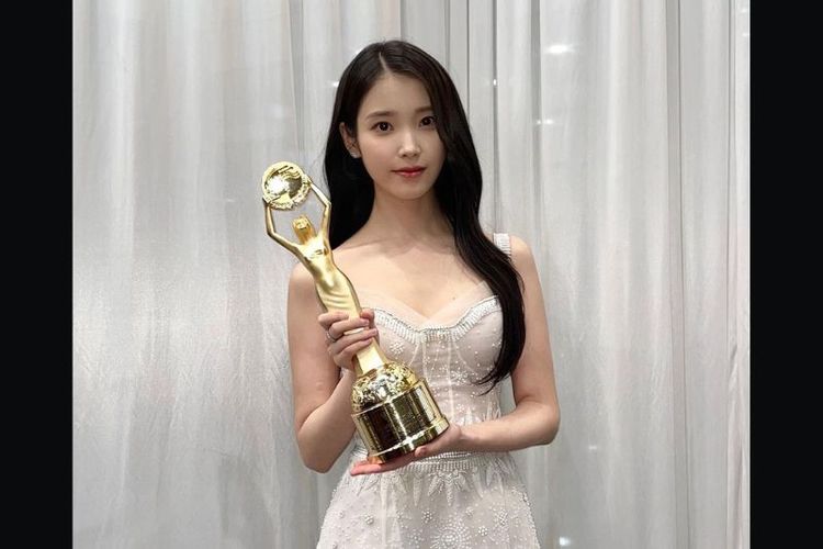 IU berhasil memenangkan penghargaan Popular Star Awards pada Blue Dragon Film Awards 2022. 