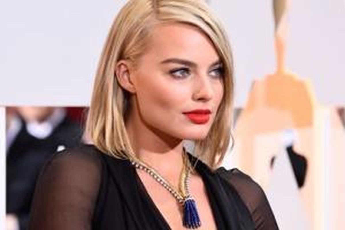 Aktris Margot Robbie tidak hanya dipuji penampilannya pada Oscar 2015 karena gaun indah rancangan rumah mode Saint Laurent yang dikenakannya, namun juga kalung vintage yang menggantung di lehernya. 