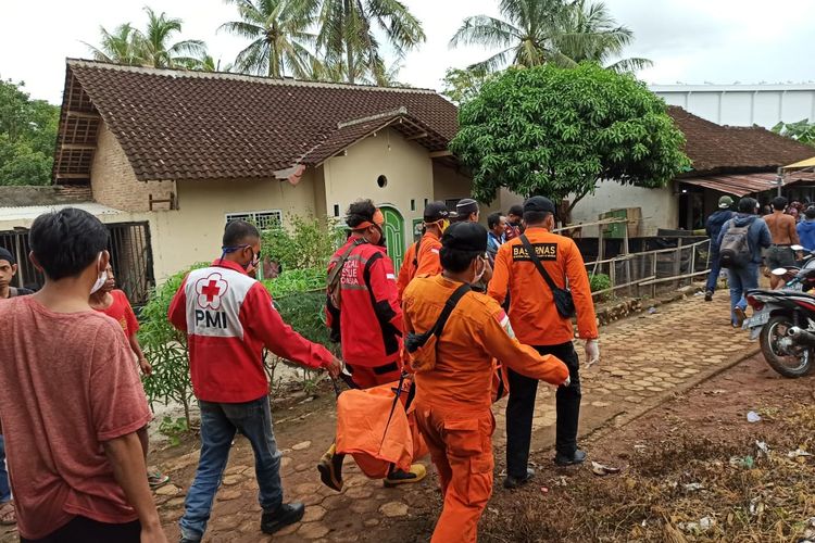 Jasad M Rohim (8) usai ditemukan setelah terhanyut terbawa banjir. (Foto: Dok. Polsek Kedaton)