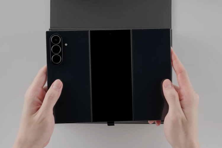 Tampilan bodi belakang Samsung Galaxy Z TriFold ketika dibentangkan.