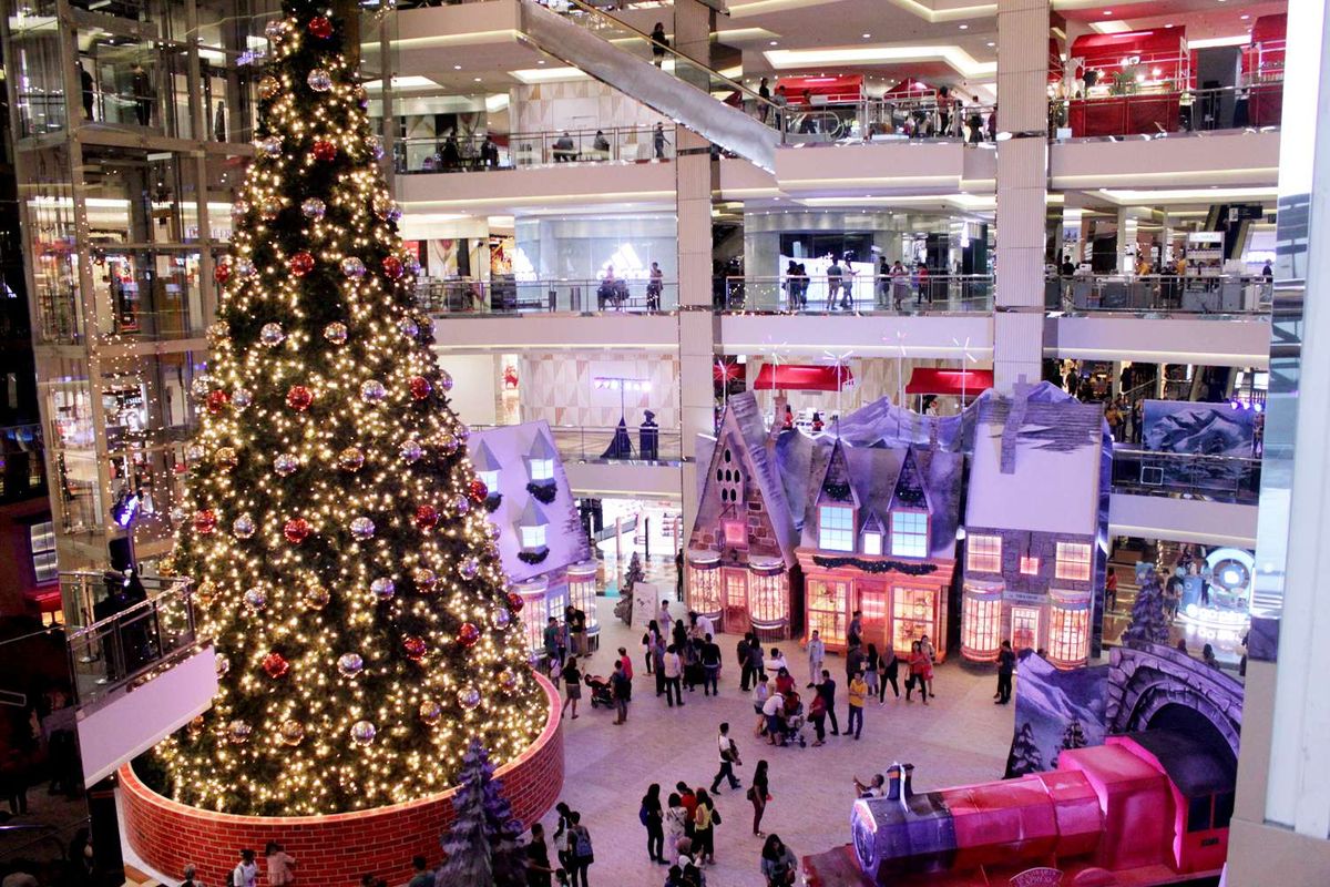 Dekorasi menjelang perayaan Natal di mal Taman Anggrek, Jakarta,Sabtu(14/12/2019). Menjelang perayaan Hari Natal, sejumlah pusat perbelanjaan menghias interior dengan dekorasi natal.