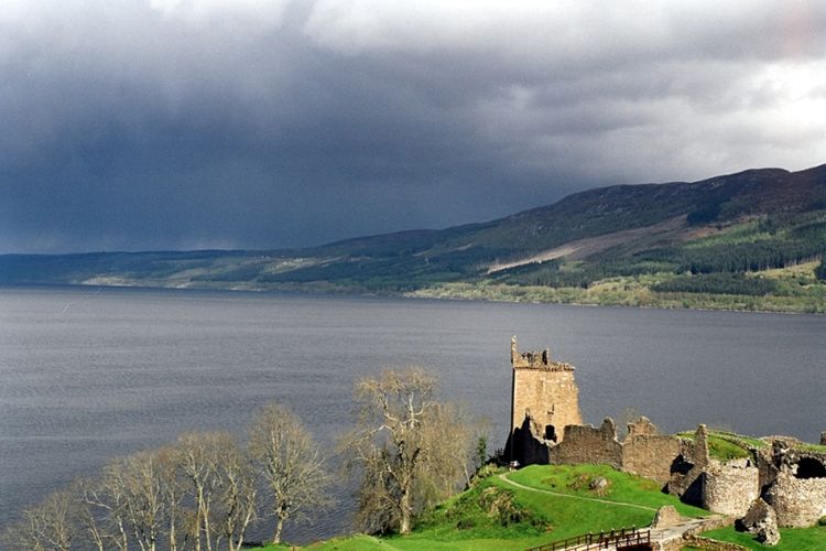Danau Loch Ness dengan kastil Urquhart di tepiannya.