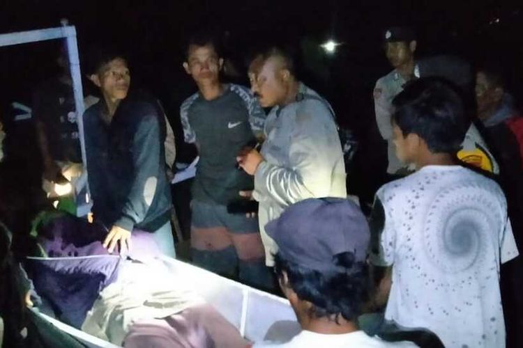 Beberapa warga saat menemukan mayat di atas perahu di Kecamatan Kalukku, Mamuju, Sulawesi Barat, Jumat (2/9/2022) dini hari.