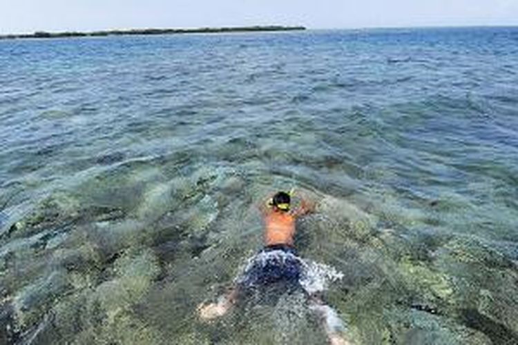 Snorkeling di Gili Bidara, Lombok Timur, Nusa Tenggara Timur.