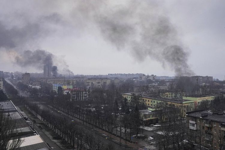 Asap mengepul setelah penembakan di Mariupol, Ukraina, Rabu, 9 Maret 2022. 