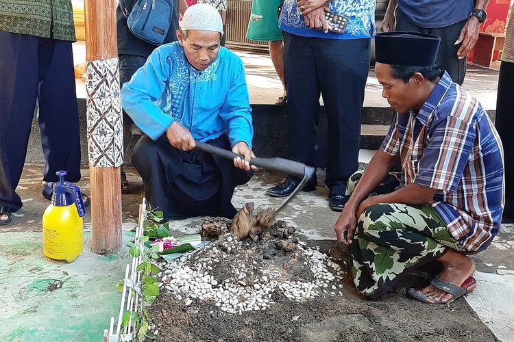 Proses mengali makam janin di halaman rumah kontrakan Raja Keraton Agung Sejagat di RT 05/RW 04 Dusun Berjo Kulon, Desa Sidoluhur, Kecamatan Godean, Kabupaten Sleman. jenazah janin ini dipindahkan ke pemakaman umum yang tak jauh dari rumah kontrakan.