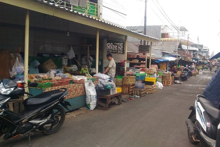 Harga beberapa komoditas pangan seperti daging sapi dan daging ayam di Pasar Kramat Jati masih relatif stabil jelang sepekan bulan Ramadan, Selasa (22/5/2018).