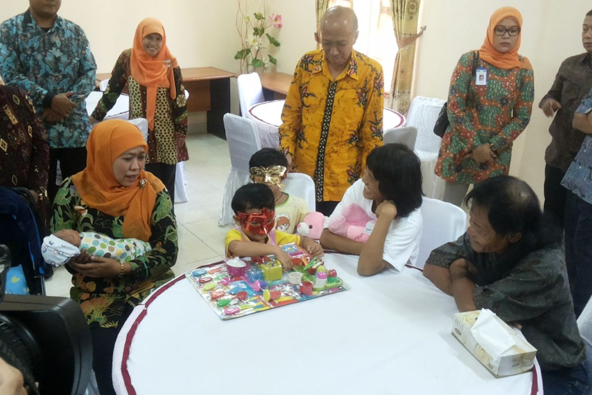 Menteri Sosial Khofifah Indar Parawansa saat menjenguk keluarga Joni di Panti Sosial Marsudi Putra Handayani di Bambu Apus, Cipayung, Jakarta Timur, Jumat (16/6/2017). Joni dan keluarganya sebelumnya tinggal di sebuah gang sempit di Jalan Gedong Panjang, Tambora, Jakarta Barat. 