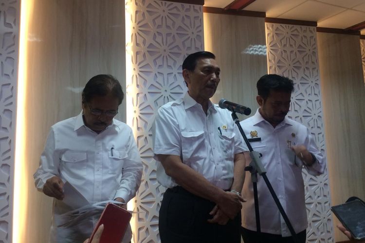 Menteri ATR/BPN Sofyan A Djalil, Menteri Koordinator Bidang Kemaritiman Luhut Binsar Panjaitan, dan Menteri Pertanian Syarul Yasin Limpo merilis luas baku lahan pertanian Nasional, di Kementerian Pertanian, Jakarta, (4/2/2020).
