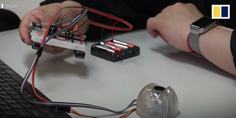 Kedua sensor dihubungkan ke mikrokontroler dengan paket baterai.
